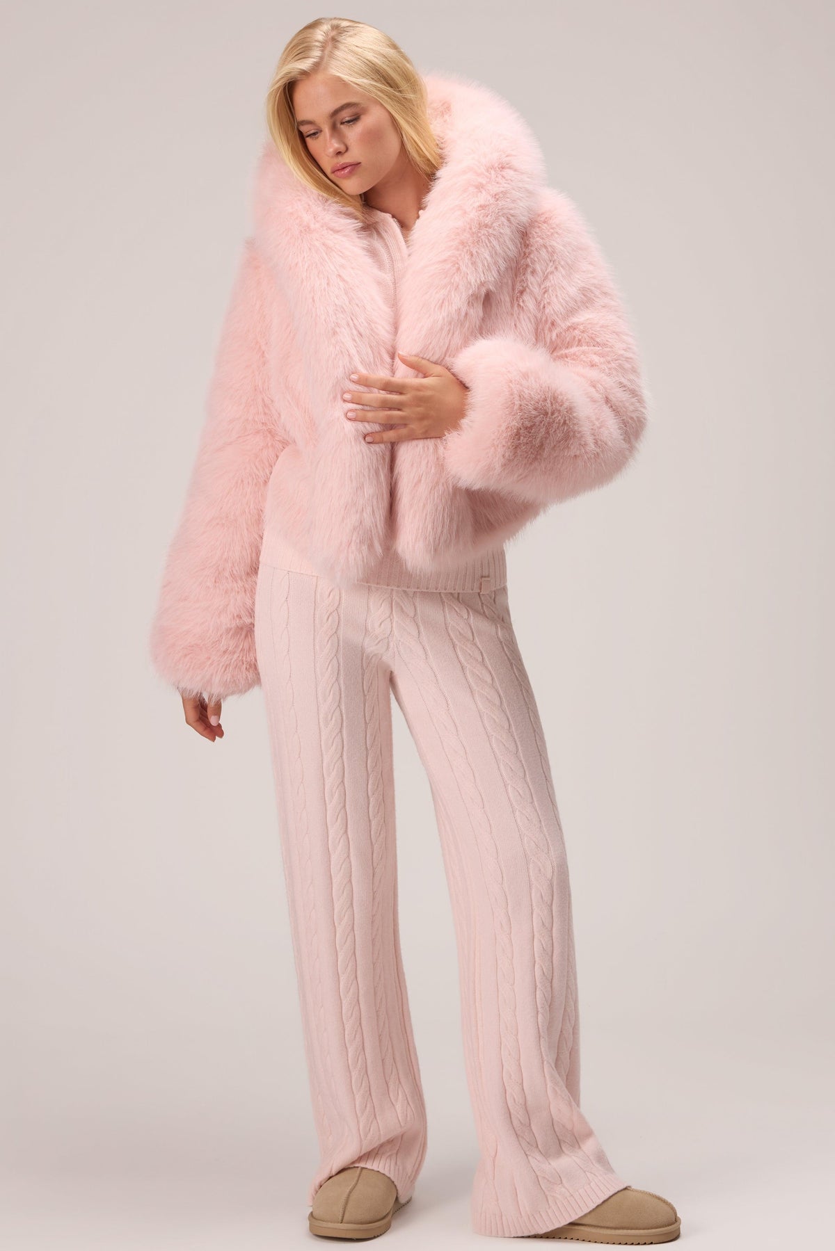粉紅色短版連帽毛皮夾克